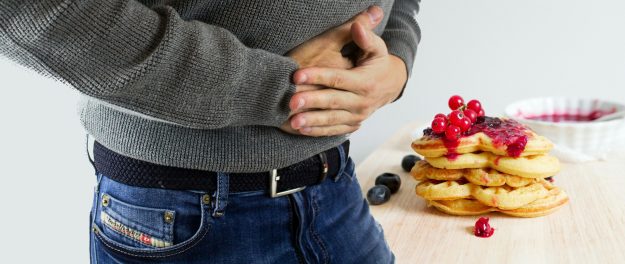 Persona-con-le-mani-sulla-pancia2 Fame Fisiologica o Fame Nervosa?